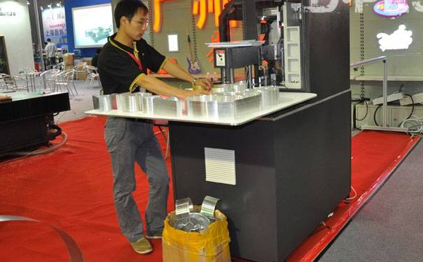 彎字機(jī)現(xiàn)場(chǎng)操作 彎字機(jī)現(xiàn)場(chǎng)操作