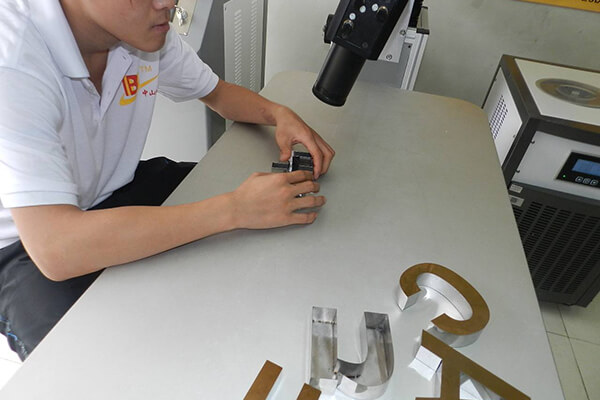 廣告激光焊字機 廣告激光焊字機