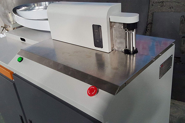 彎字機操作臺面 彎字機操作臺面