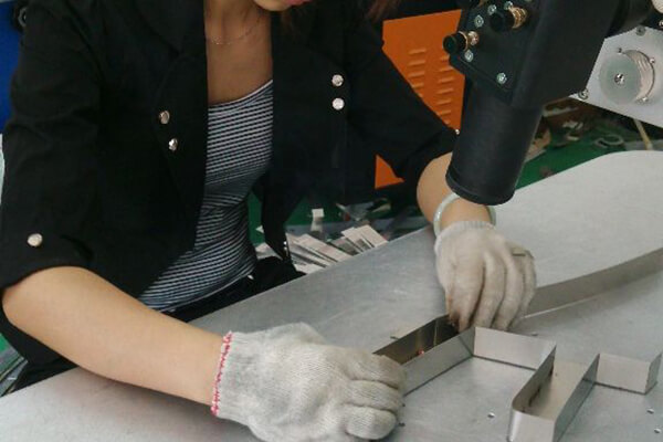 激光焊字機(jī)操作 激光焊字機(jī)操作