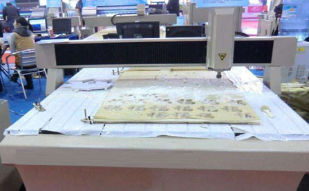 廣告雕刻機(jī)工作演示中 廣告雕刻機(jī)工作演示中