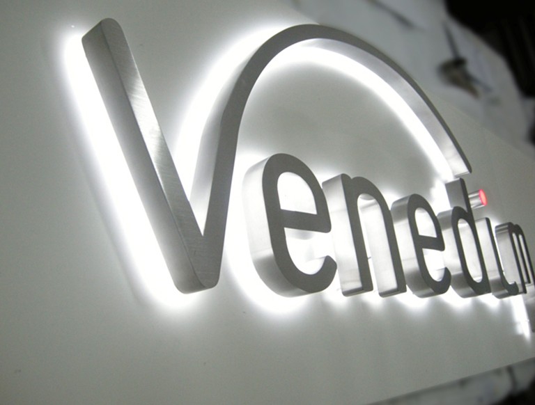 圍字機制作的不銹鋼發(fā)光字 圍字機制作的不銹鋼發(fā)光字