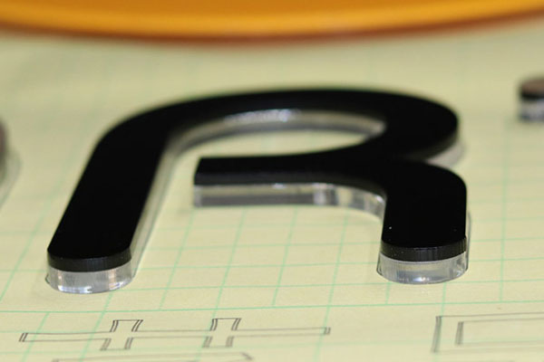 廣告雕刻機(jī)加工的水晶字母 廣告雕刻機(jī)加工的水晶字母