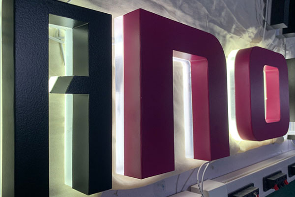 廣告雕刻機加工的發(fā)光字 廣告雕刻機加工的發(fā)光字